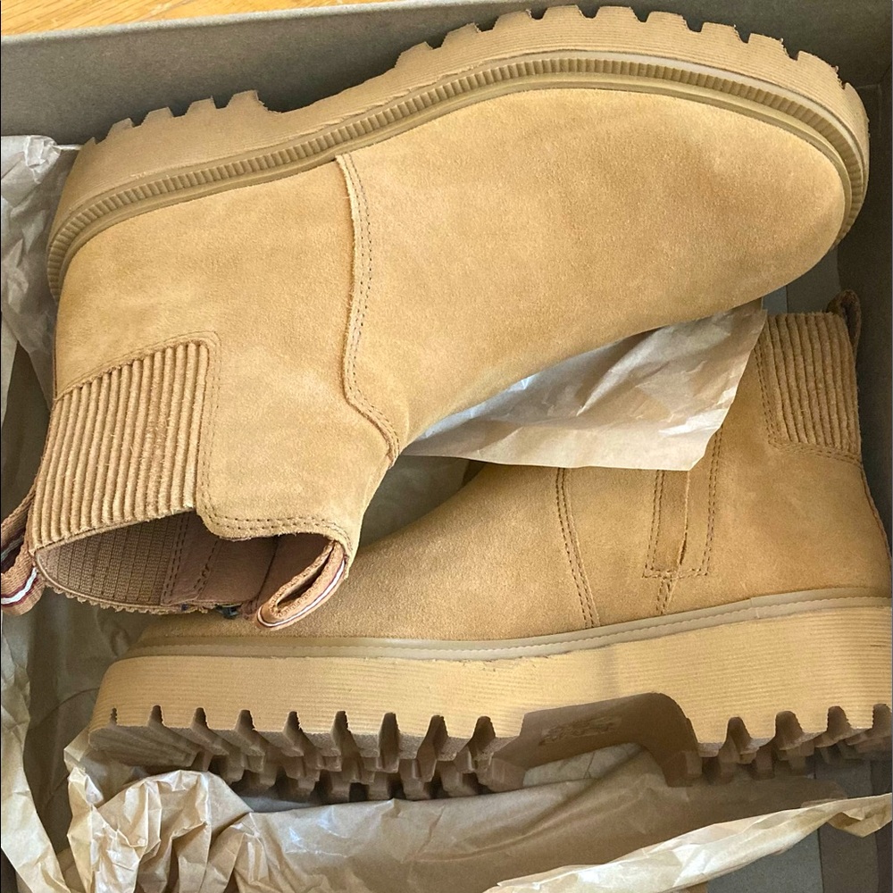 Madewell Pull-On Chelsea Boots in Suede